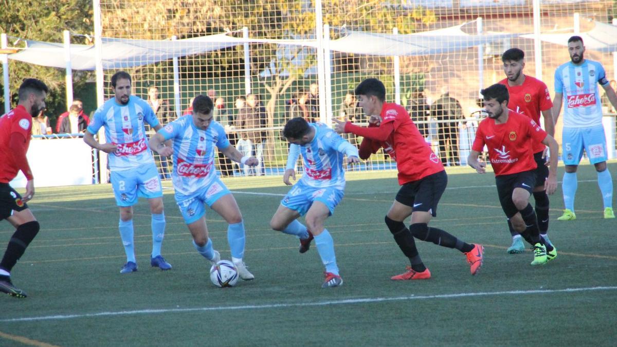 Pugna por el balón de los jugadores de Montijo y Coria.