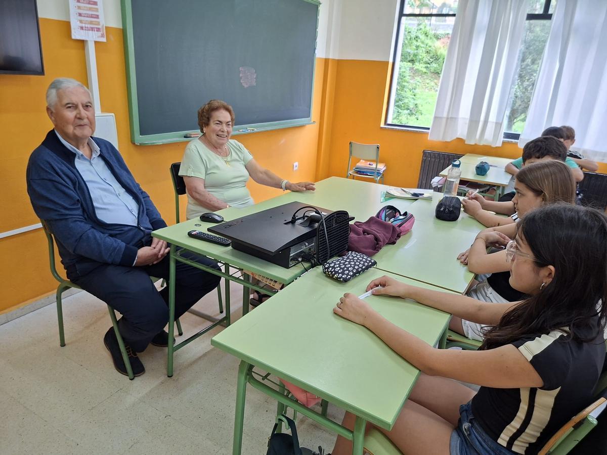 En imágenes: seis jubilados relatan sus experiencias a los alumnos del instituto Elisa y Luis Villamil, de Vegadeo En imágenes: seis jubilados relatan sus experiencias a los alumnos del instituto Elisa y Luis Villamil, de Vegadeo