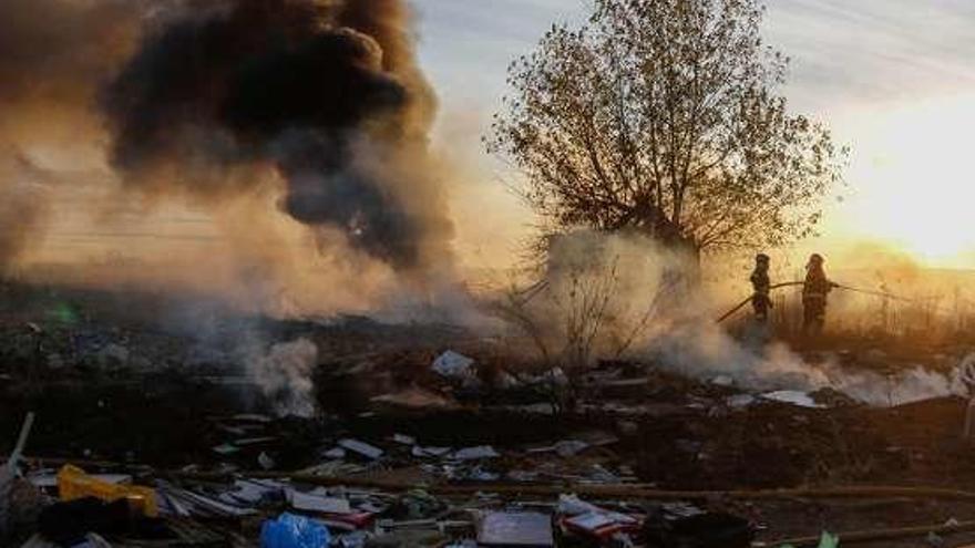 Los bomberos sofocan el fuego cercano a Los Llanos.