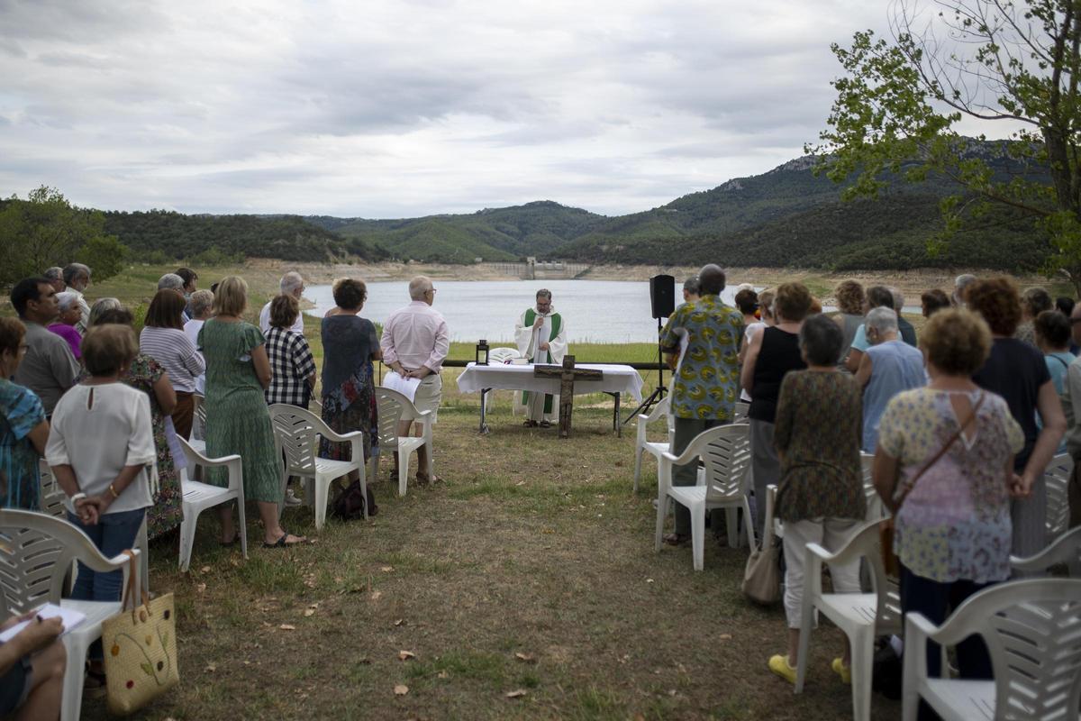 Preguen per la pluja i la fi de la sequera a la missa del Pantà de Darnius-Boadella