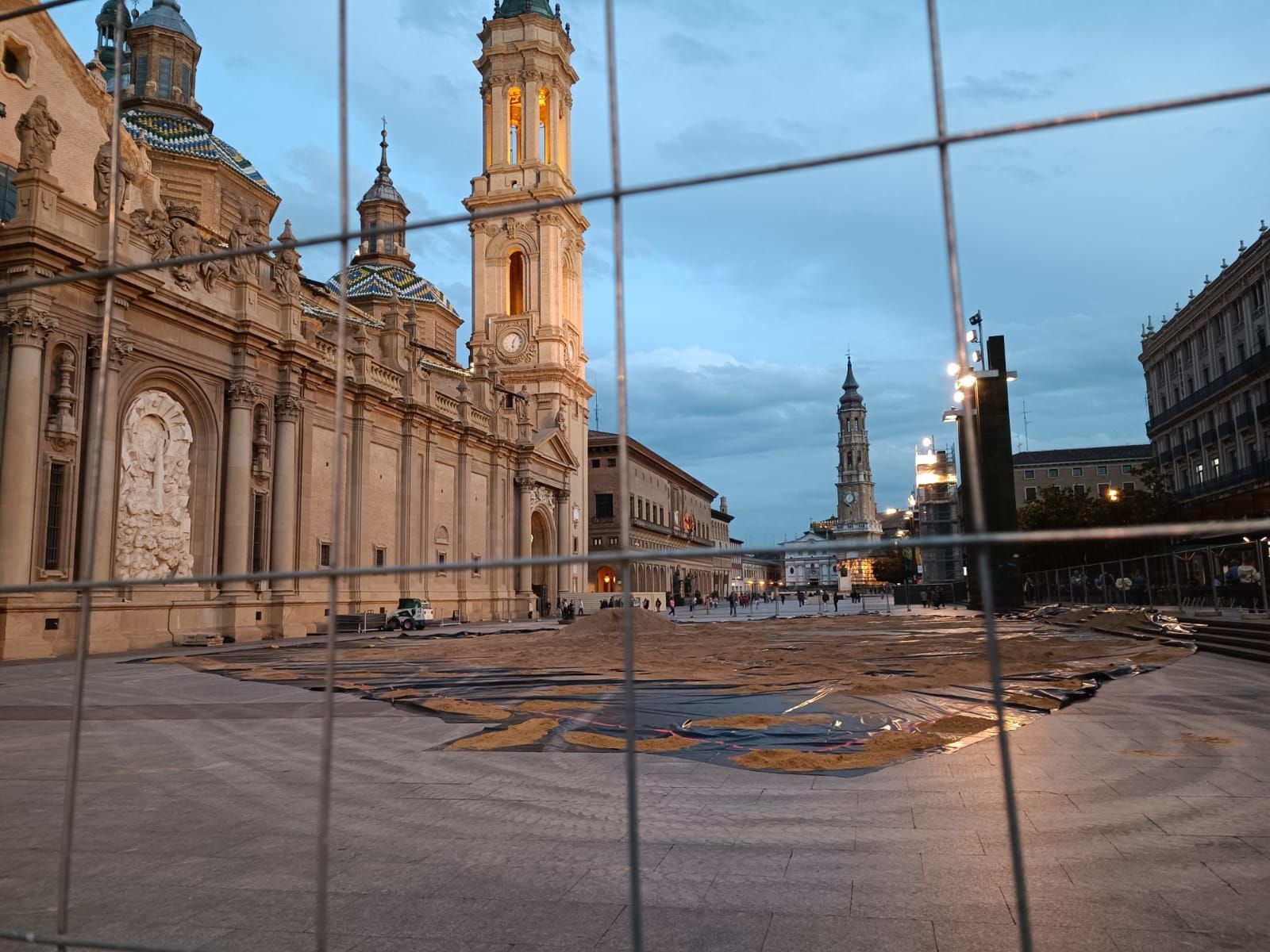 Arranca el montaje del Belén gigante de la plaza del Pilar