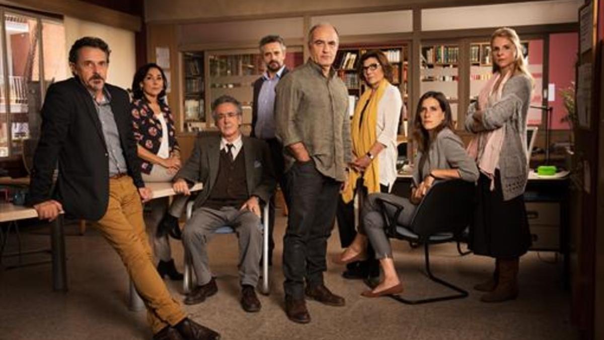 Francesc Orella (centro) junto al resto de actores que encarnan a los profesores de la serie 'Merlí'.