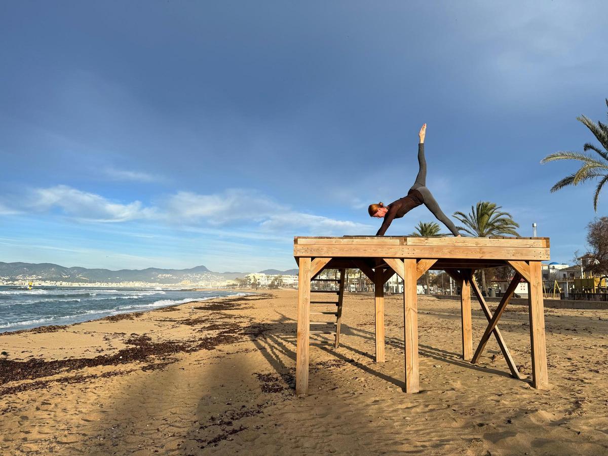 Locker machen für „Let’s Dance“: Esther Schweins bei einer Yoga-Übung am Strand.