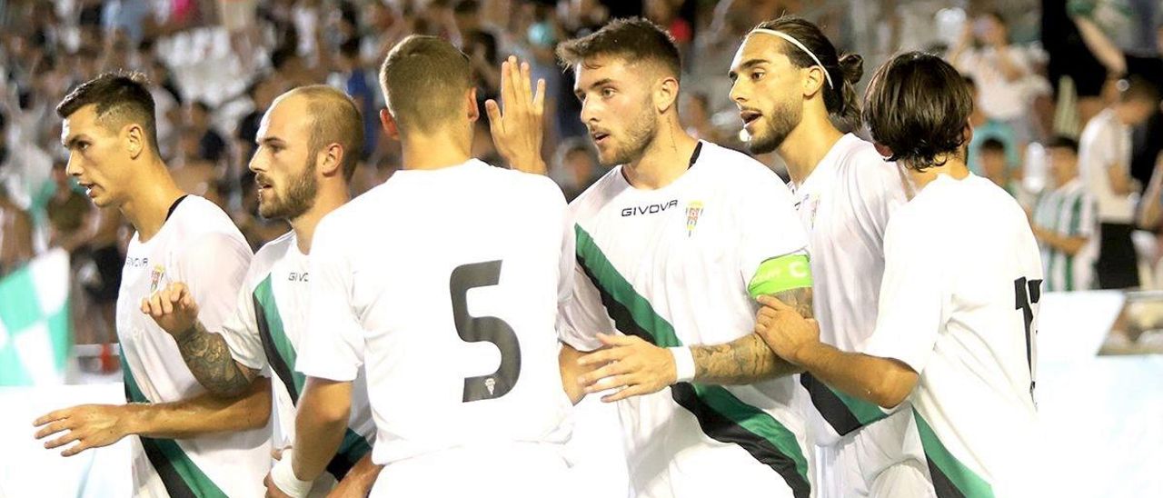 Los jugadores del Córdoba CF celebran el tanto de Antonio Casas ante el Granada.