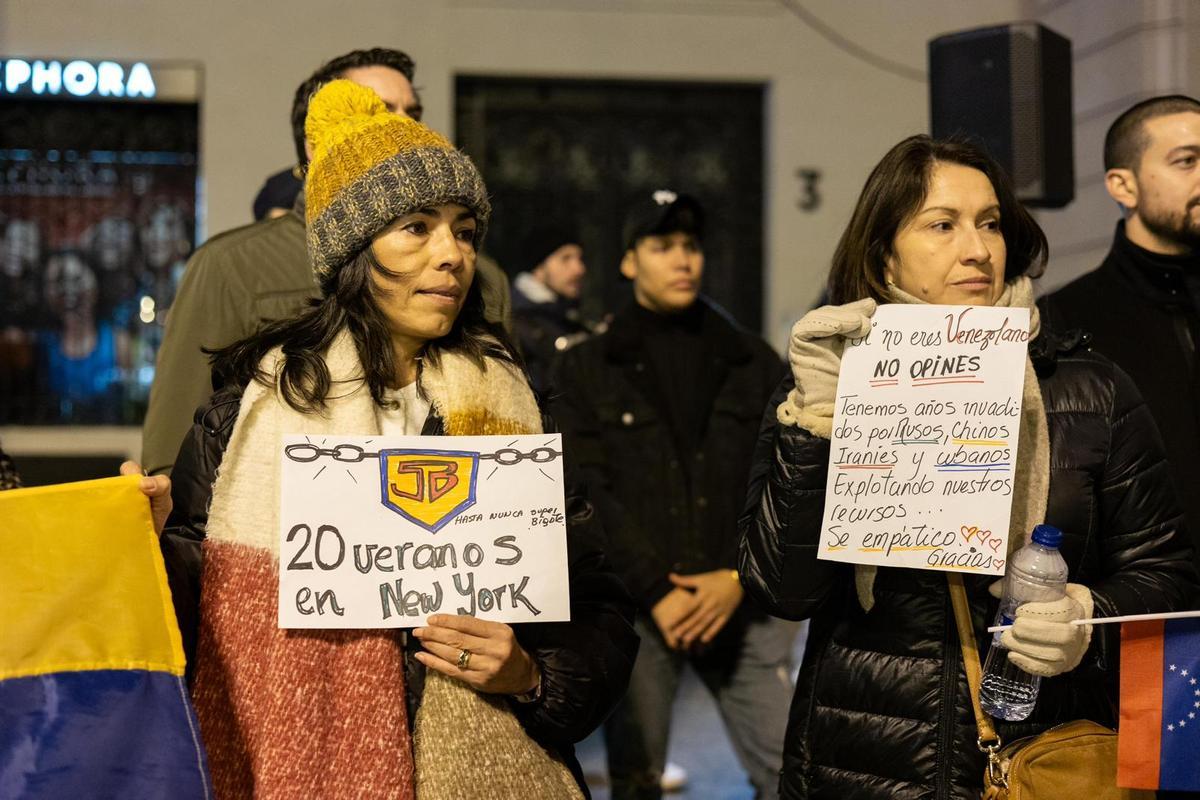 Concentración de la comunidad venezolana en defensa de la "libertad" de Venezuela en la plaza España de Zaragoza