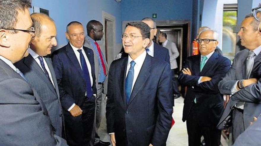 El secretario general de la OMT, Taleb Rifai, habla con el alcalde capitalino, Juan José Cardona, durante una visita a Casa África el pasado jueves.