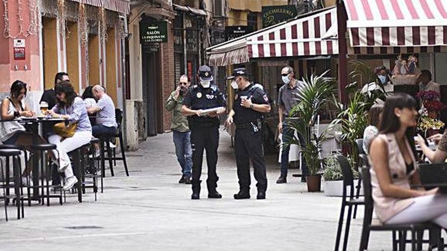 Policías locales de Murcia controlan una zona de terrazas de la ciudad.