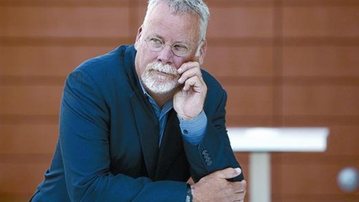 El escritor norteamericano Michael Connelly, ayer en el auditorio de la sede de RBA.