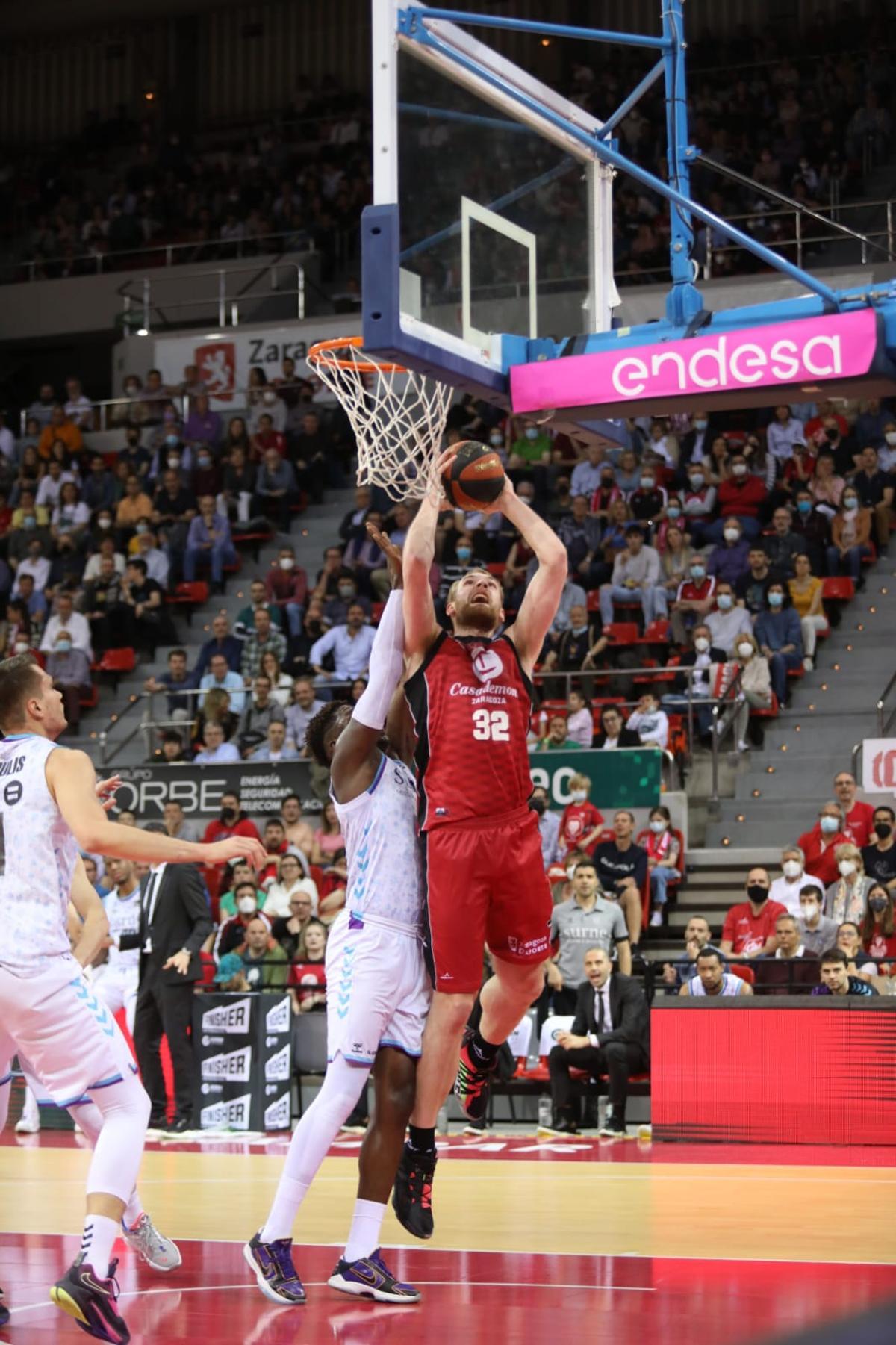 Hlinason intenta anotar.