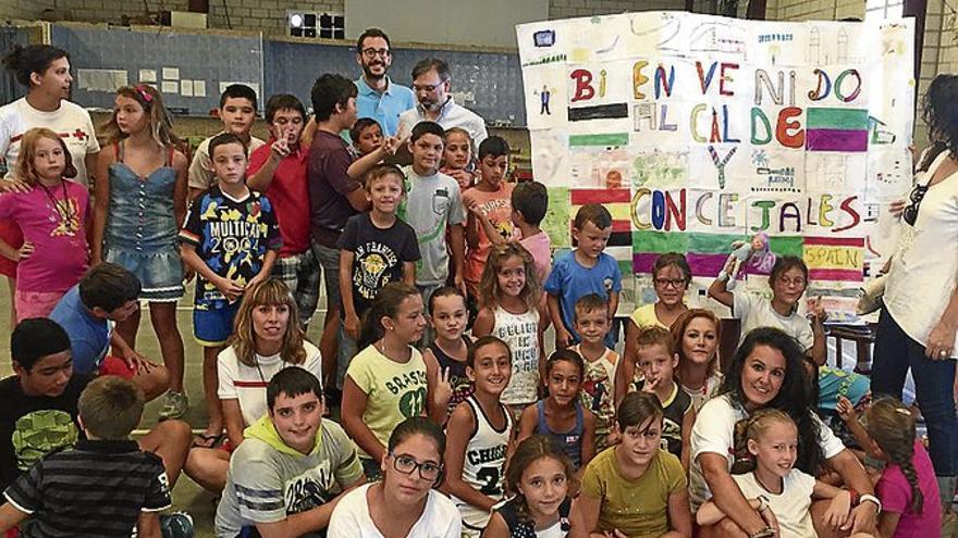 Pizarro visita a los niños del espacio de Cruz Roja