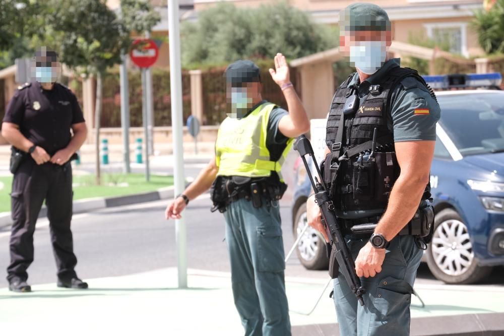 Despliegue de la Guardia Civil en el barrio del Rincón de Redován para poner coto a la venta al menudeo de droga