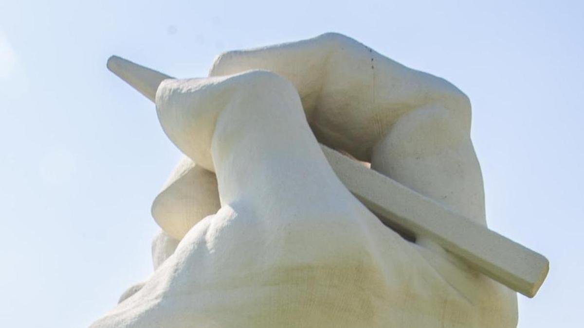 Escultura de la mano del Campus de la Universidad de Alicante.
