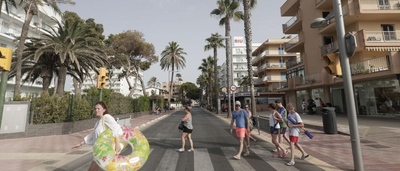 En núcleos turísticos, como el de la Platja de Palma de la imagen, se permitirá nuevas zonas residencias de VPO.