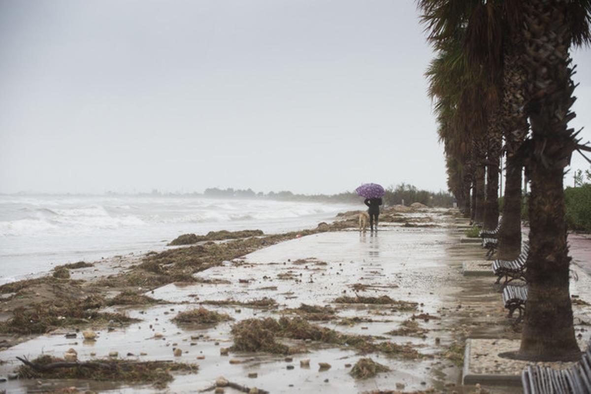 El passeig de l’Arenal de l’Ampolla (Baix Ebre) i la seva platja han quedat molt afectats pel temporal.