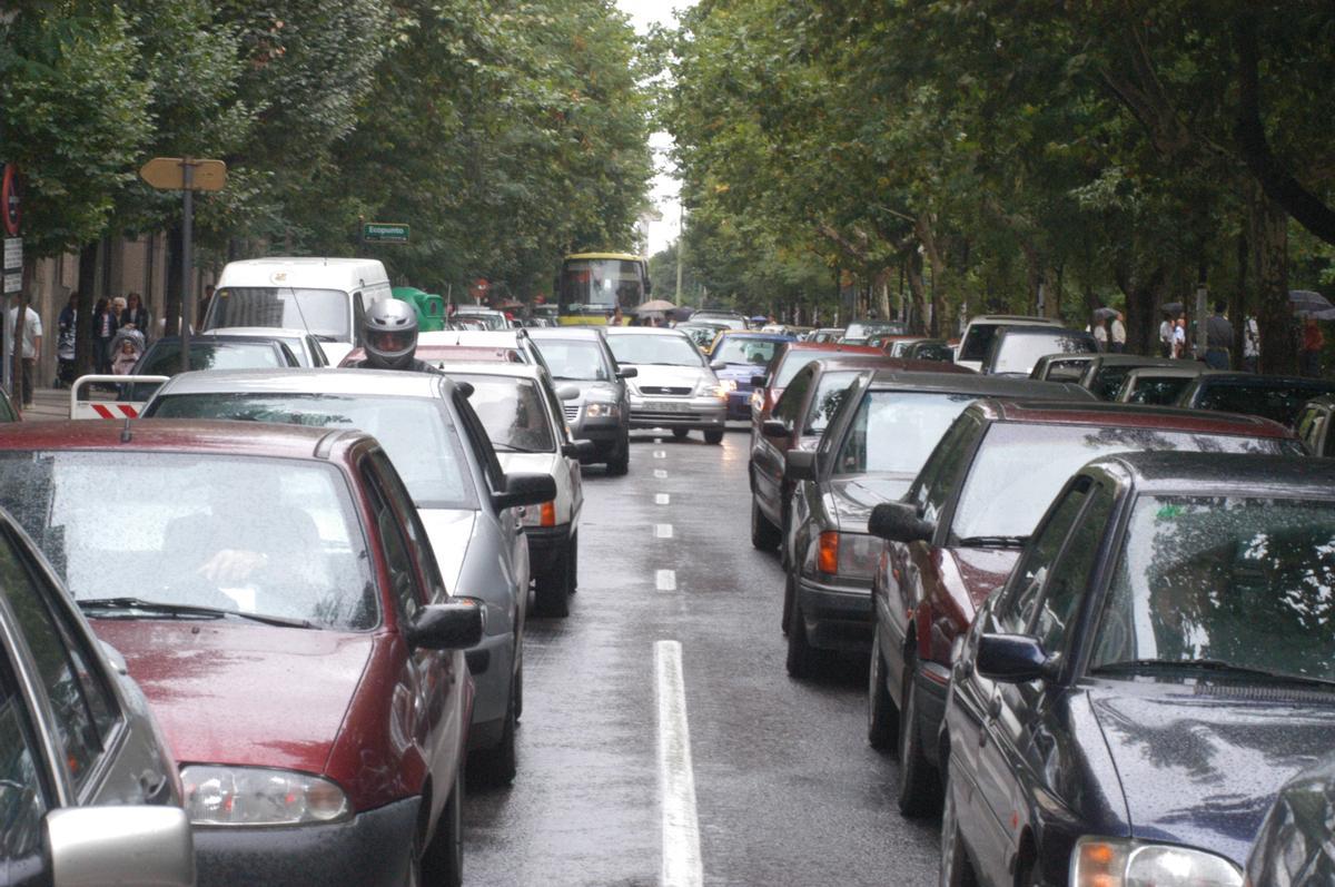 Vehículos en la avenida de España, en Cáceres.