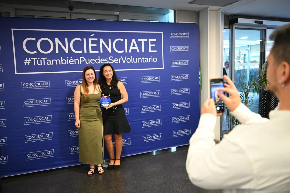 Posado en el "photocall" con el reconocimiento de "Empresa solidaria" en mano.