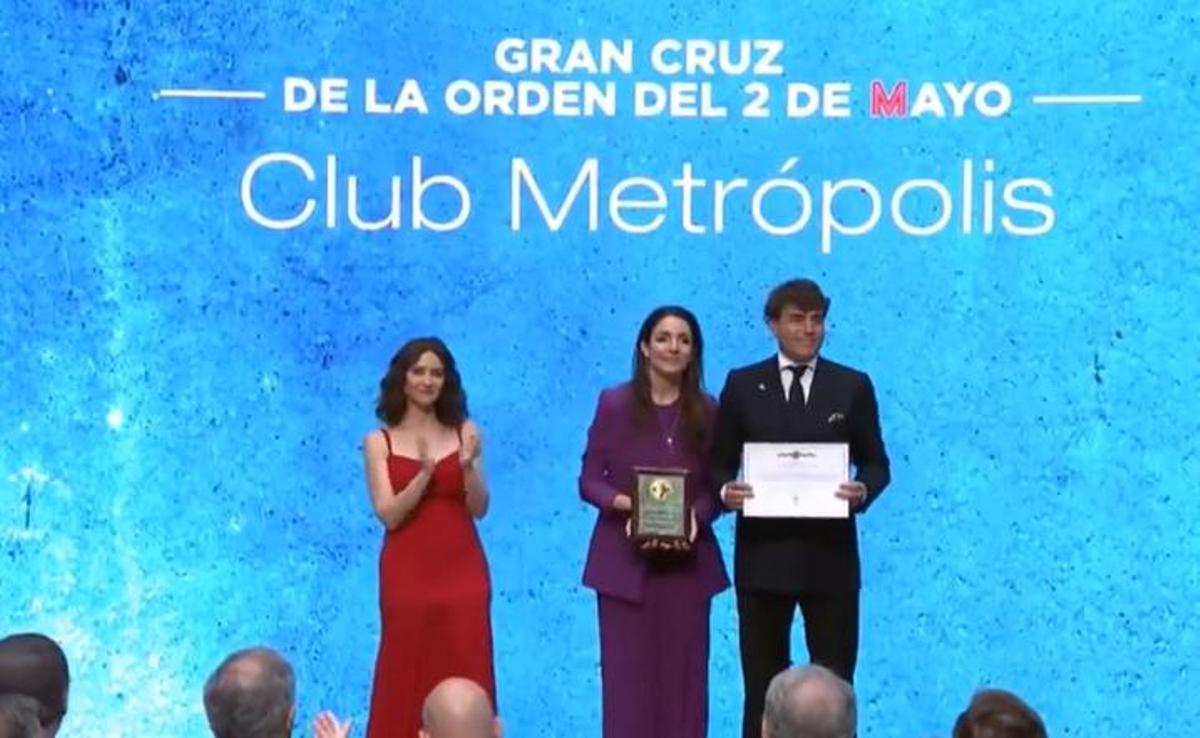 Gran Cruz del Dos de Mayo al Club Metrópolis por la revitalización del Edificio Metrópolis.