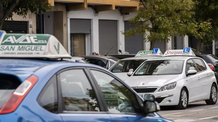 Más de 16.000 alumnos esperan hasta tres meses para examinarse del carnet de conducir
