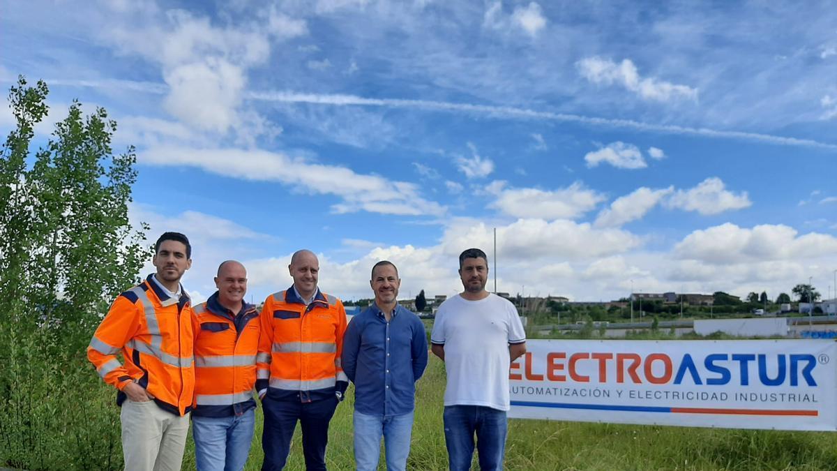 Por la izquierda, Pablo Martín, adjunto a gerencia de Electroastur; Mario Fernández,  Pedro Fernández, gerente de la empresa, Ángel García y el edil de Urbanismo, Javier Rodríguez