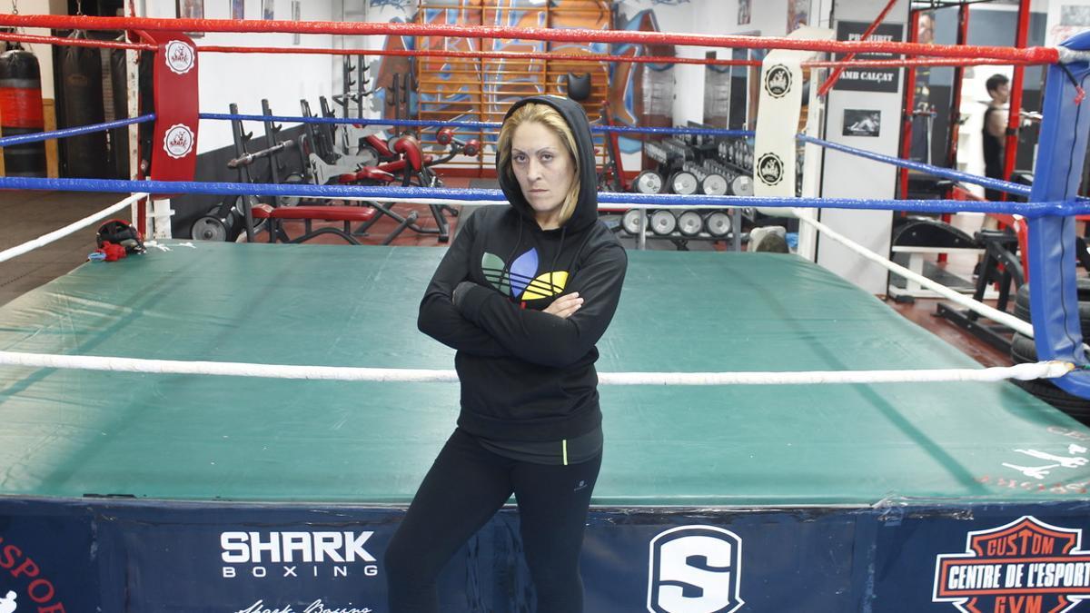 Sonia Miras, frente al ring del gimnasio donde entrena en Barcelona.