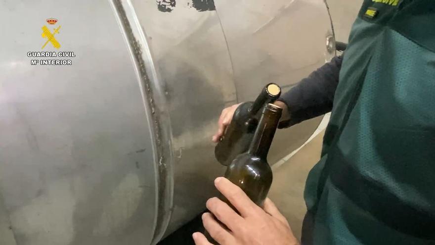 La Guardia Civil detecta más de 180.000 botellas etiquetadas de forma fraudulenta como vino de Málaga.