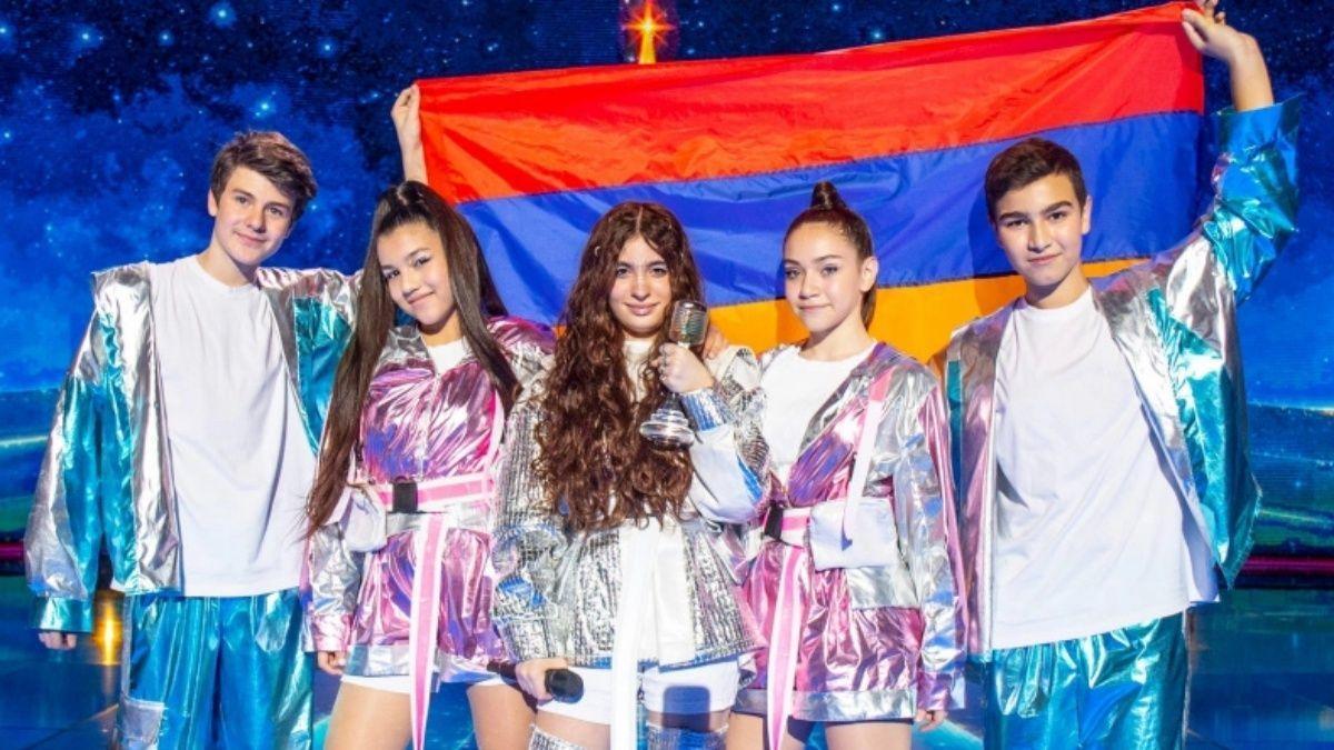 Maléna y su equipo tras ganar Eurovisión Junior 2022.