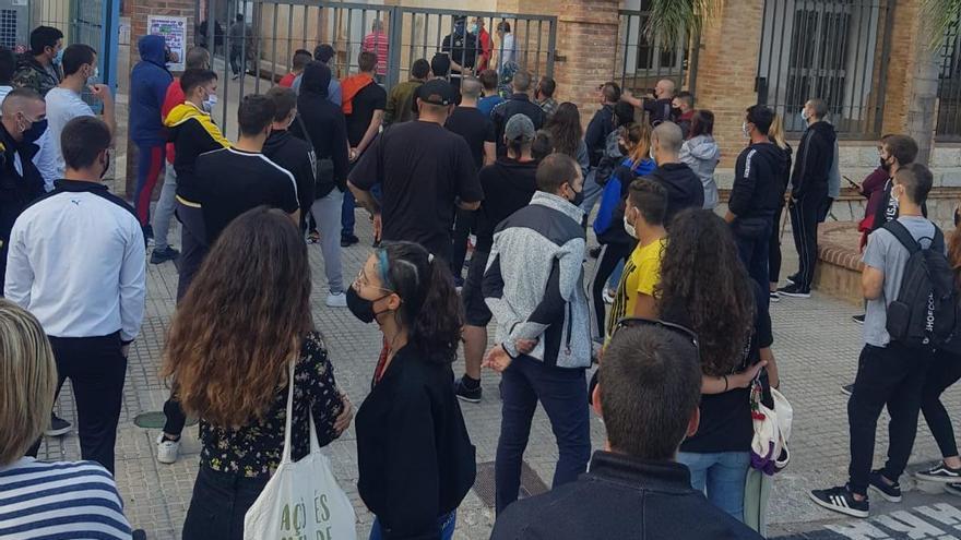 Un grupo de antifascistas se concentran a las puertas del campo de fútbol de Pego