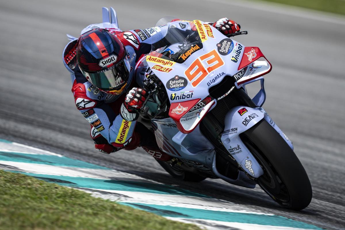 Marc Márquez y su nueva Ducati, hoy, en los test de Sepang (Malasia).