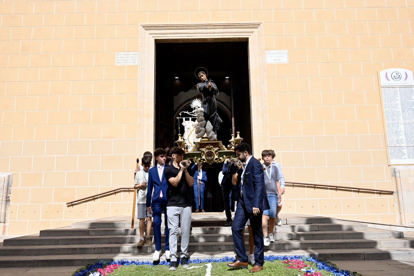 Búscate en las fotos de la misa y procesión de Els Lluïsos de Vila-real