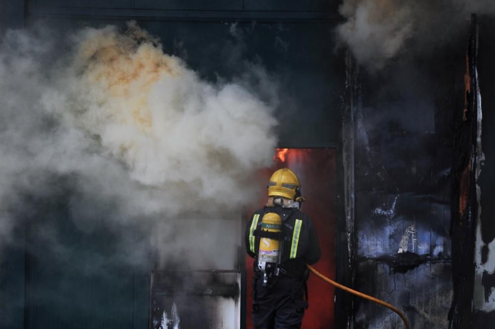 Esta es la estampa que ha dejado el incendio en una nave de Vilagarcía. // Iñaki Abella