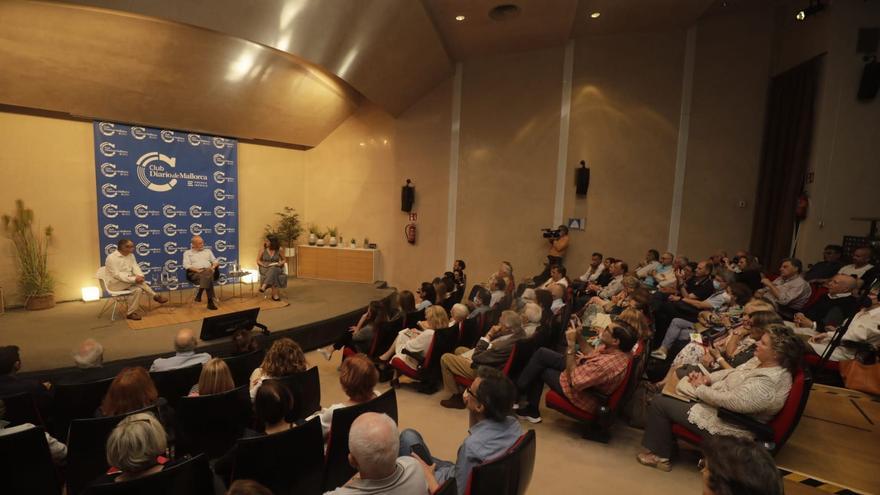 José Castro llenó el Club Diario de Mallorca para presentar su libro ‘Barrotes retorcidos. Memorias de un juez’