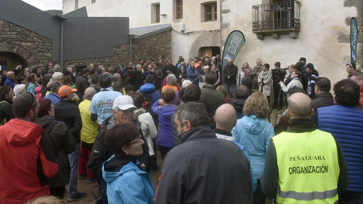 La expectación desbordó las inmediaciones del refugio el día de la presentación. | DIPUTACIÓN DE HUESCA