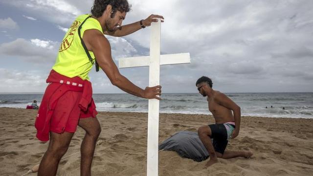 Protesta de los socorristas en la playa de Can Pere Antoni. | B. RAMON