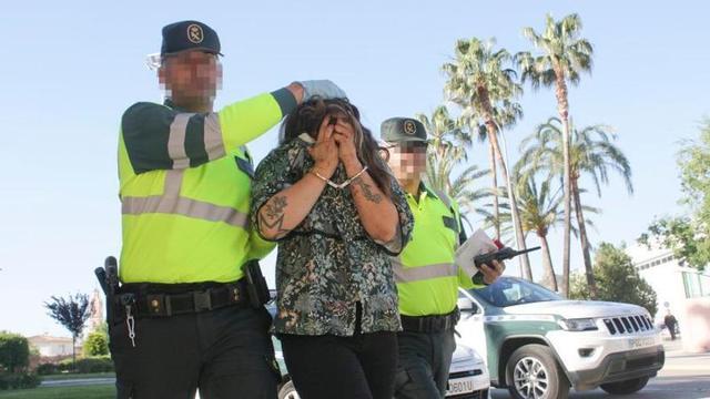 La joven entrando al juzgado de Gandia días después del terrible accidente. | XIMO FERRI