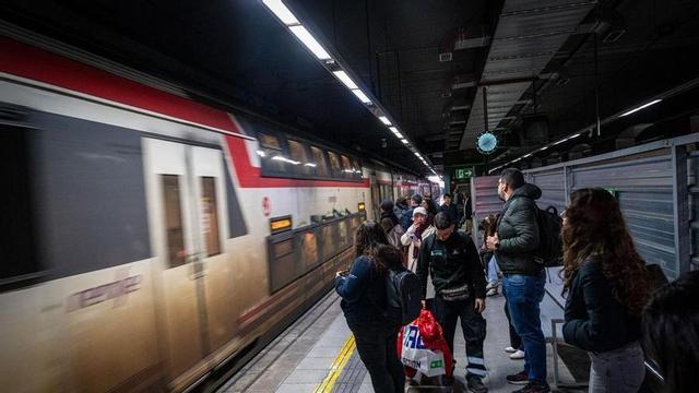 Un tren de l’R2 Sud de Rodalies a la seva arribada a l’estació del Prat de Llobregat