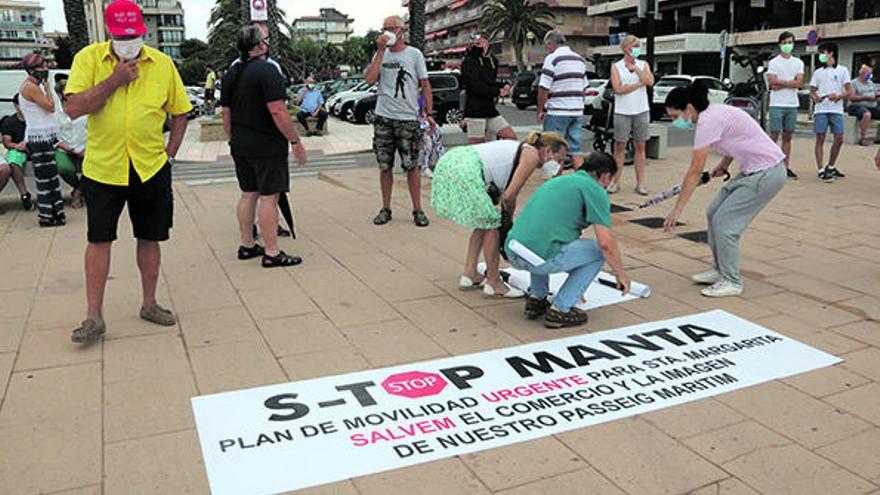 Primera protesta del comerç  de Roses contra el top manta