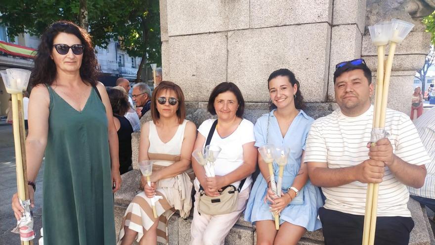 Una familia en un tramo del recorrido para agradecer sus peticiones, hoy en Vigo