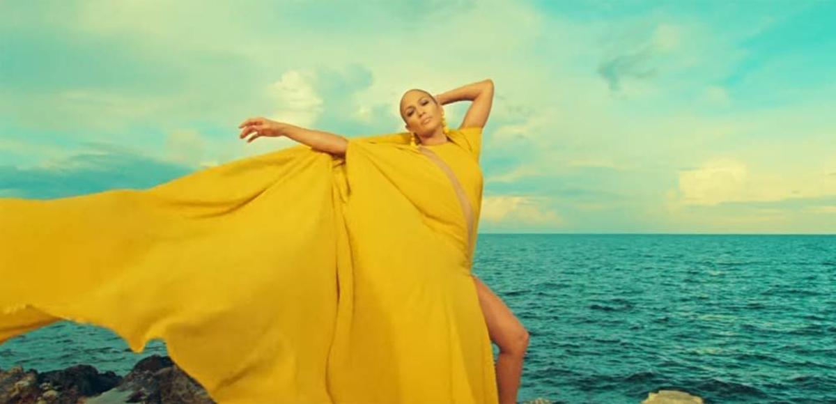 Jennifer Lopez, con un vestido capa amarillo en el videoclip 'Ni tú ni yo'