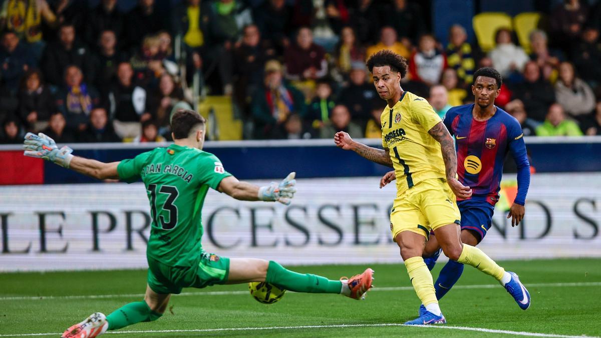 Joan Garcia, portero del Barça, detiene un disparo de Buchanan.