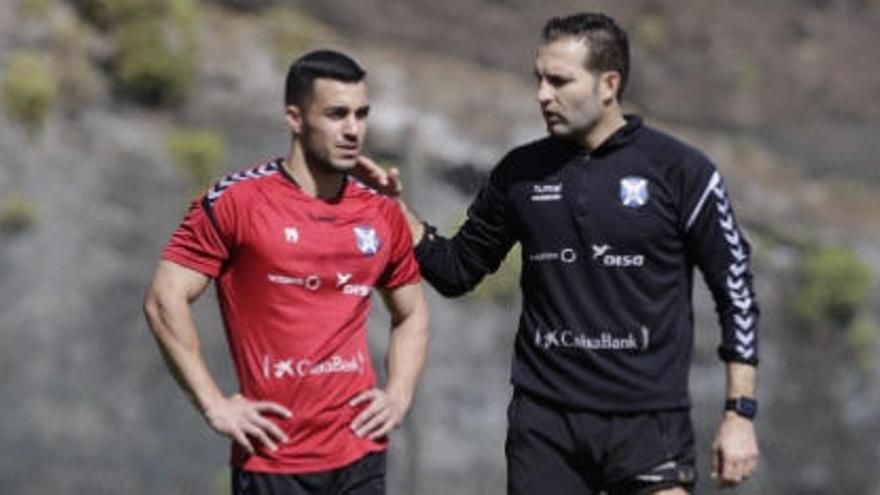 Rubén Baraja dialoga con Joselu Moreno, que será la gran ausencia en el Carlos Tartiere, durante un entrenamiento en El Mundialito.