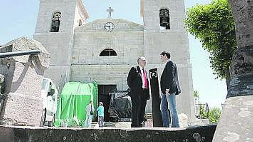 José Luis Vega y el alcalde, Alejandro Reimóndez, delante de la iglesia.