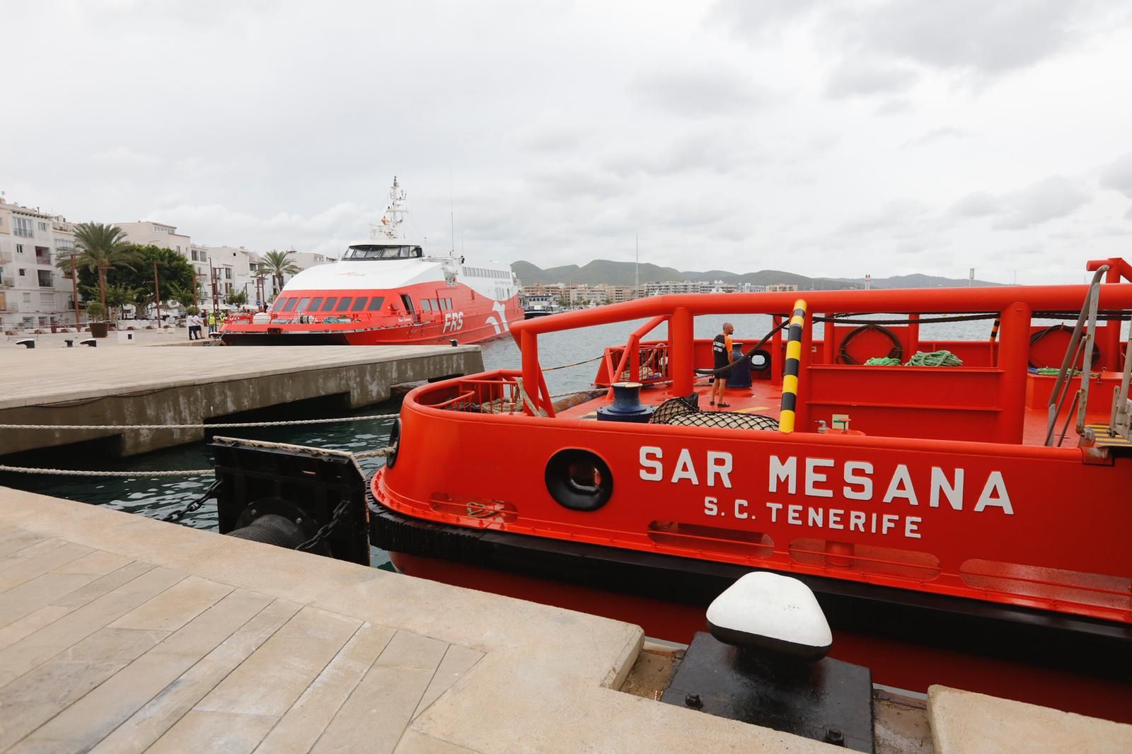 El barco accidentado 'San Gwann' llega al puerto de Ibiza