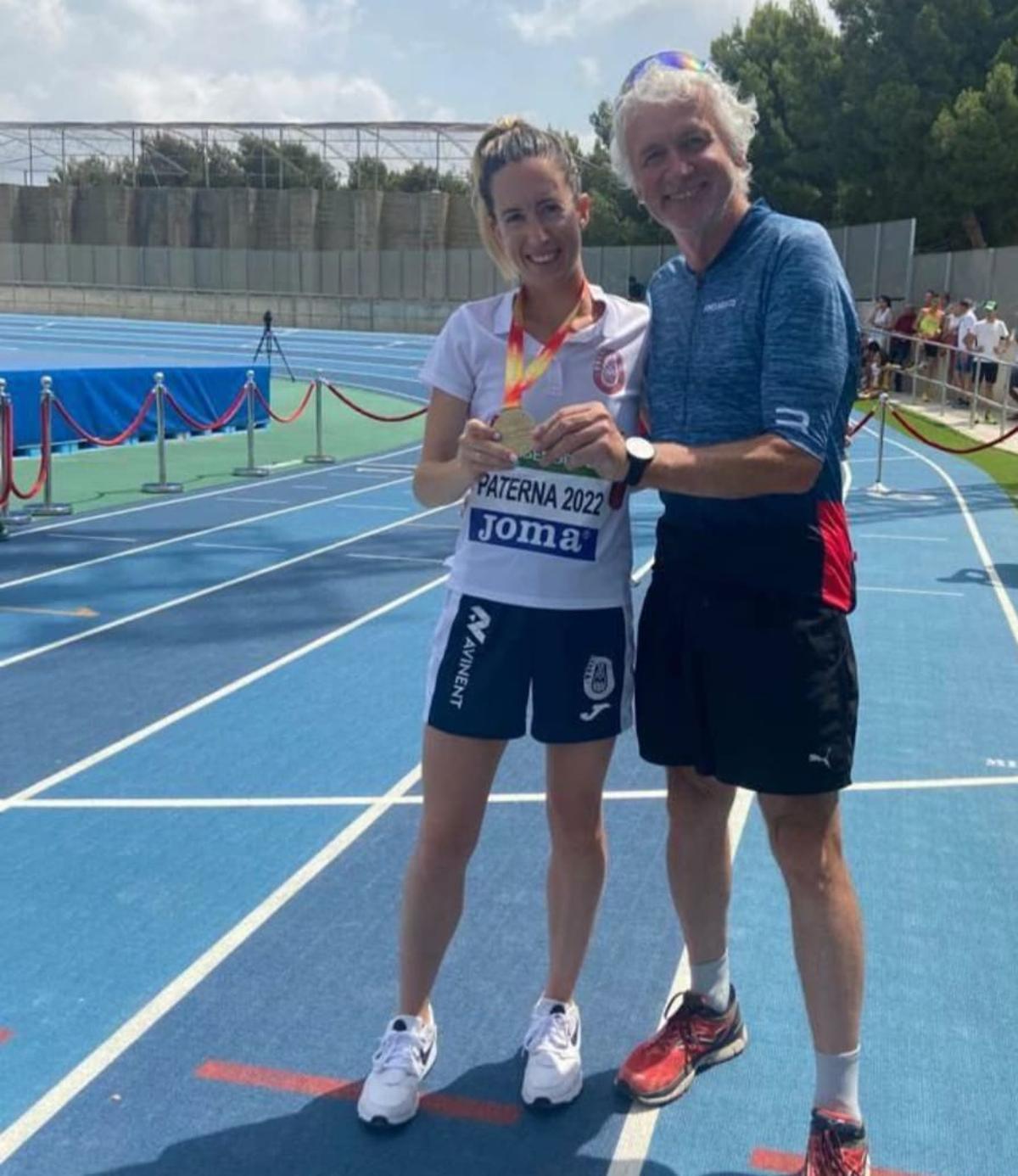 Meritxell Soler i Joan Lleonart, amb la medalla de Campiona d'Espanya de Mitja marató