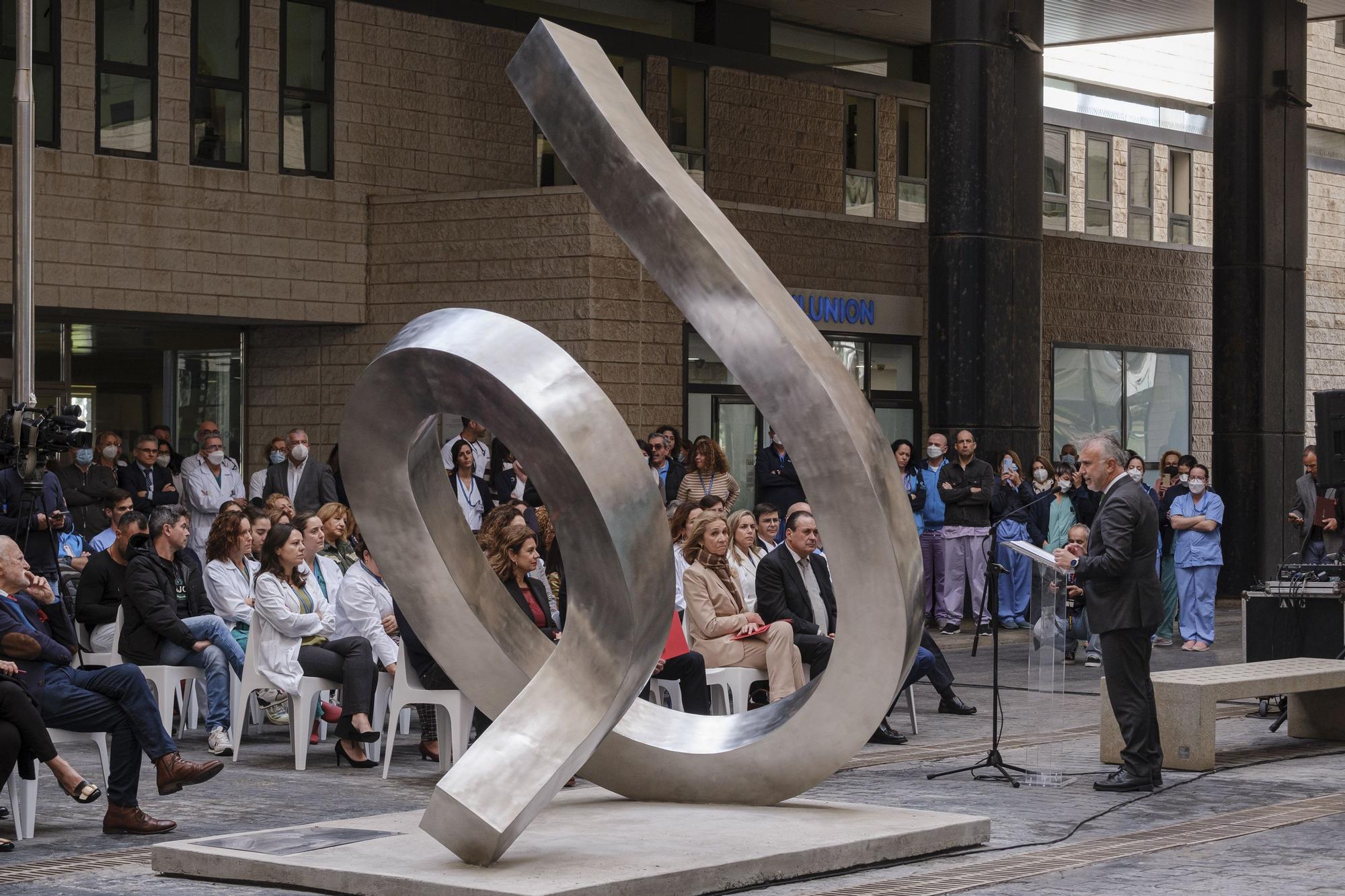 El Hospital Negrín inaugura la escultura 'A pulso' en homenaje al personal sanitario