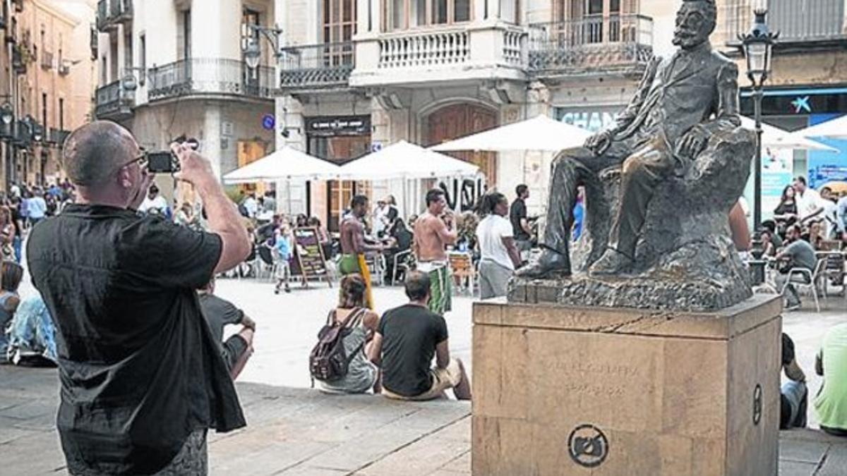 La imagen de la escultura de Àngel Guimerà, el viernes.