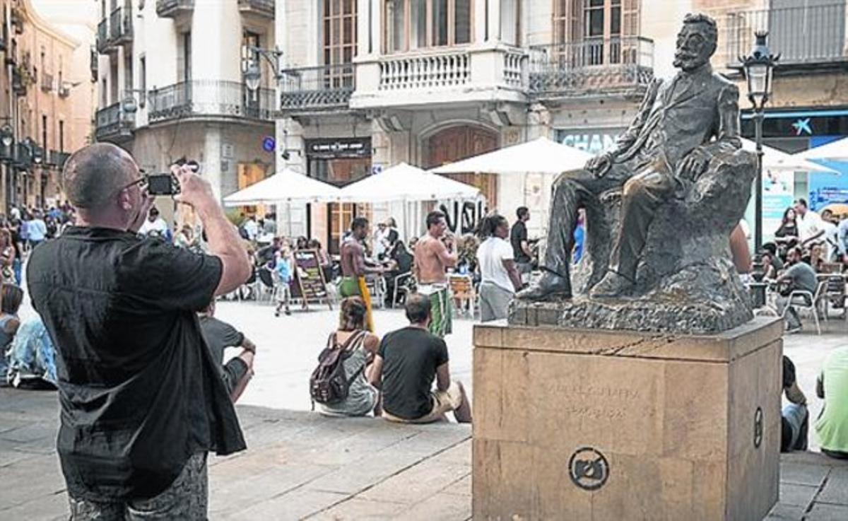 La imatge de l’escultura d’Àngel Guimerà, divendres. La imatge de l’escultura d’Àngel Guimerà, divendres.