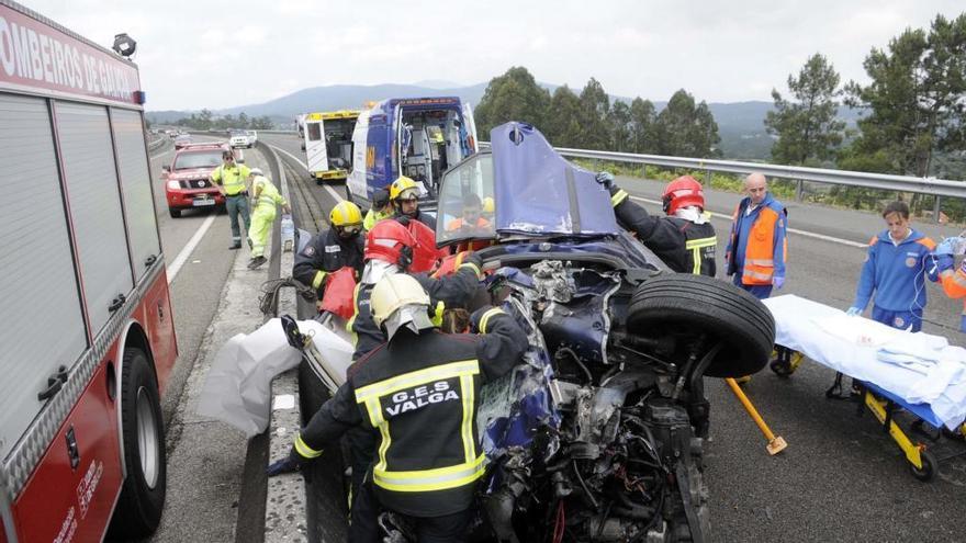 Miembros del GES de Valga interviniendo en un accidente ocurrido en la autopista.