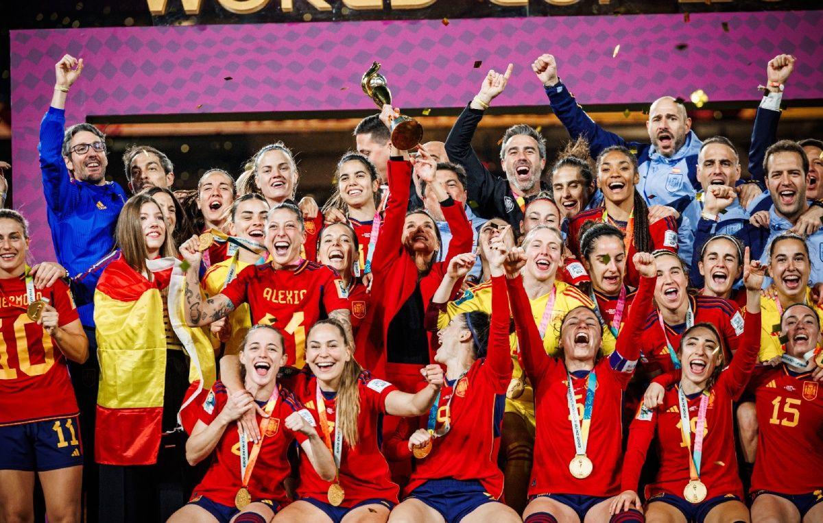 La reina Letizia sostiene la copa del mundo junto a la selección española de fútbol