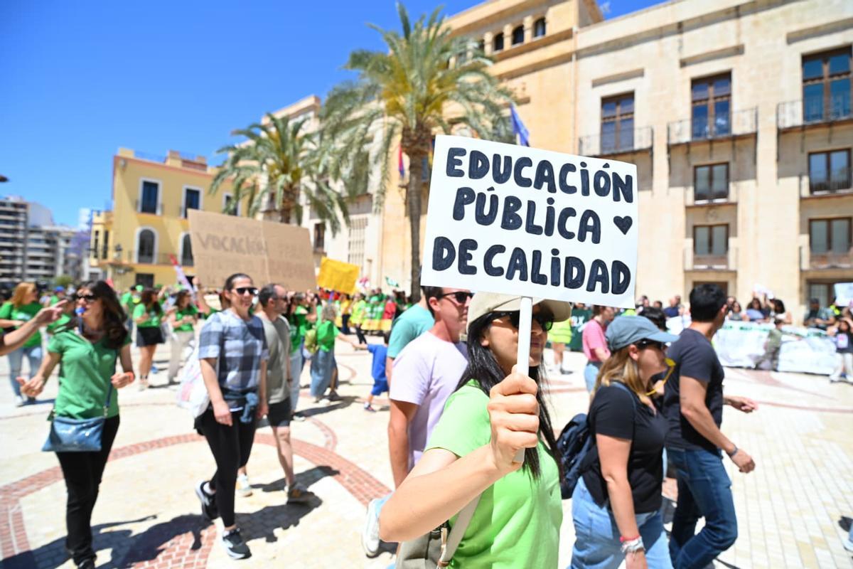 La manifestación de profesores por la huelga educativa llena las calles de Elche
