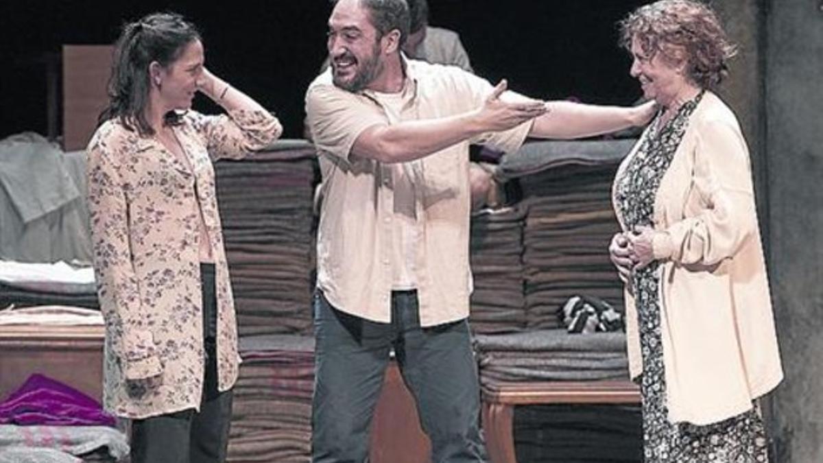 Malena Alterio, Alfonso Lara y Gloria Muñoz, en una escena de 'Emilia'.